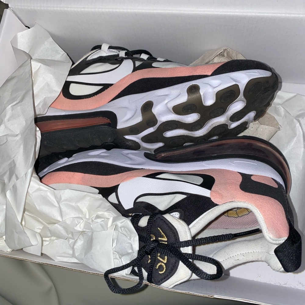 Size 8.5 women Nike 270